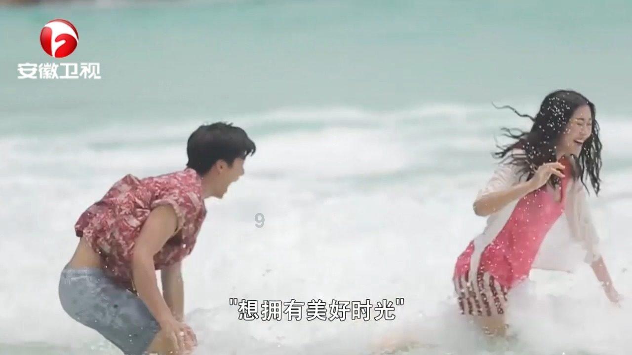 小朋友，有的在捡叶子；有的在捉迷藏；还有的在？
